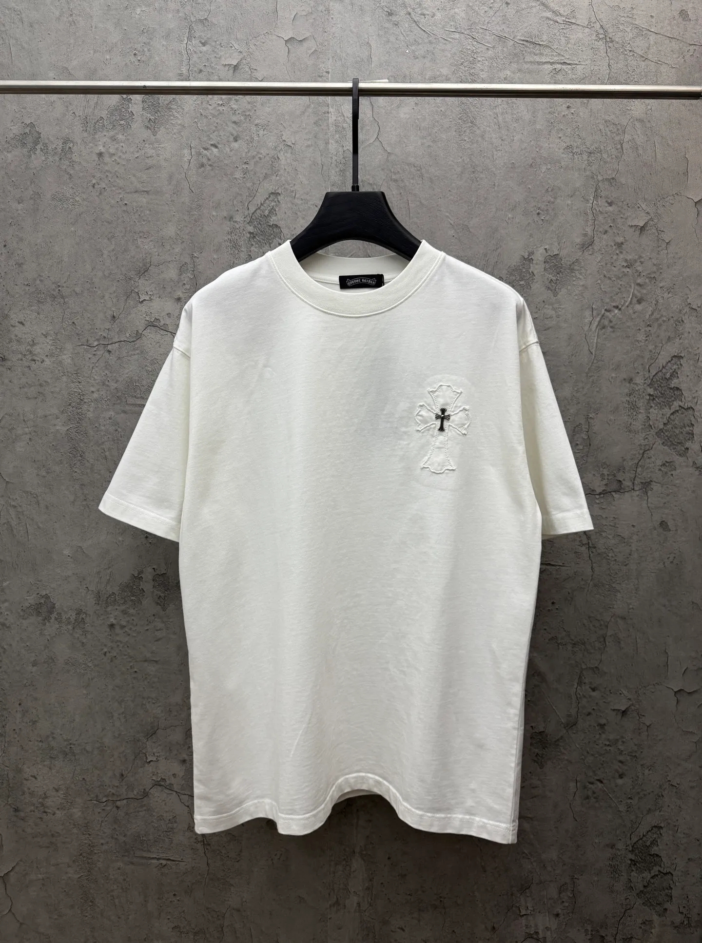 P180 top version, real shot without P, ​​different from market currency) 𝗖𝗵𝗿𝗼𝗺𝗲 𝗛𝗲𝗮𝗿𝘁𝘀/Croxin 2026 spring new original single counter American laser burnt patch embroidered couple short sleeves 👑The highest version! Customized fabric 300 grams, best-selling model at the counter, very comfortable to wear. Accessories: original molded and authenticated collar label ➕ 100% silk wash water label. Genuine purchase-grade original hangtag➕matching hanging rope➕3D hanging beads➕original packaging bag. Craftsmanship: The original version has consistent wiring! The highest version of the armhole matching technique! Color: White Black Size: S M L XL Style No.: 26-2028